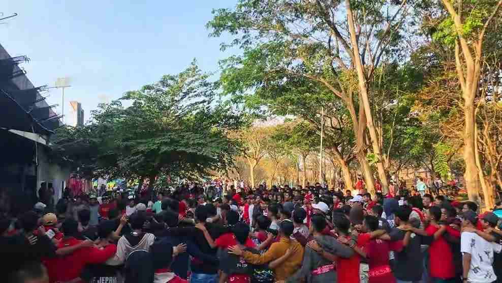 Digelar Tanpa Penonton, Ribuan Supporter Persijap Dukung Dari Luar Stadion